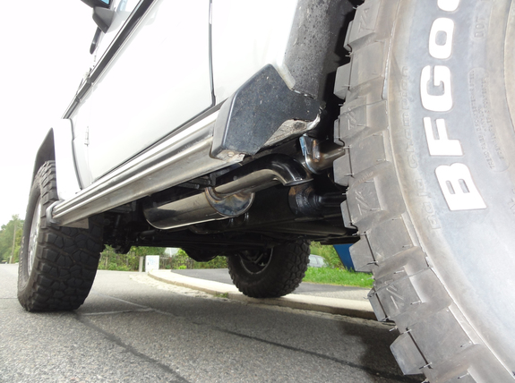 Fox Edelstahl Sportauspuff-Komplettanlage ab Kat Mercedes G-Klasse W463 ab 1997 mit seitlich 63mm Diesel-Optik-Endrohr rund 80° nach unten gebogen: MB050002-703ANL