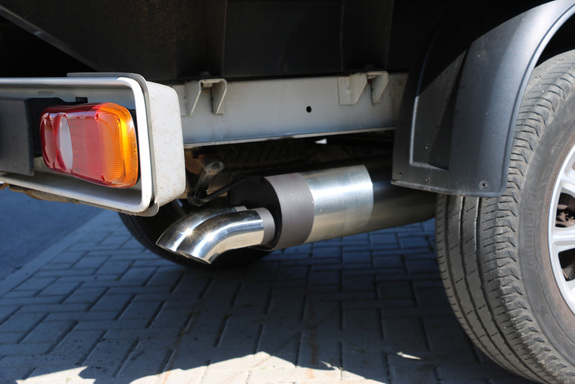 Fox Edelstahl Sportauspuff-Komplettanlage ab Kat VW T5 Pritsche & DoKa 4motion 2x63mm Dieseloptik scharf 45° nach unten gebogen: VW131042-724ANL